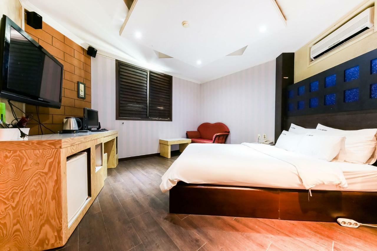 Hotel Rooky Tedzson Kültér fotó