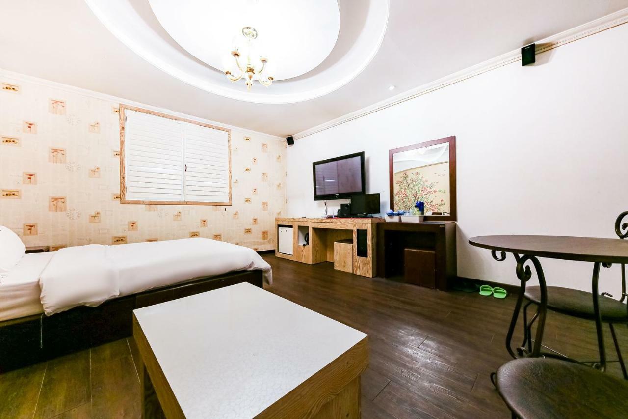 Hotel Rooky Tedzson Kültér fotó