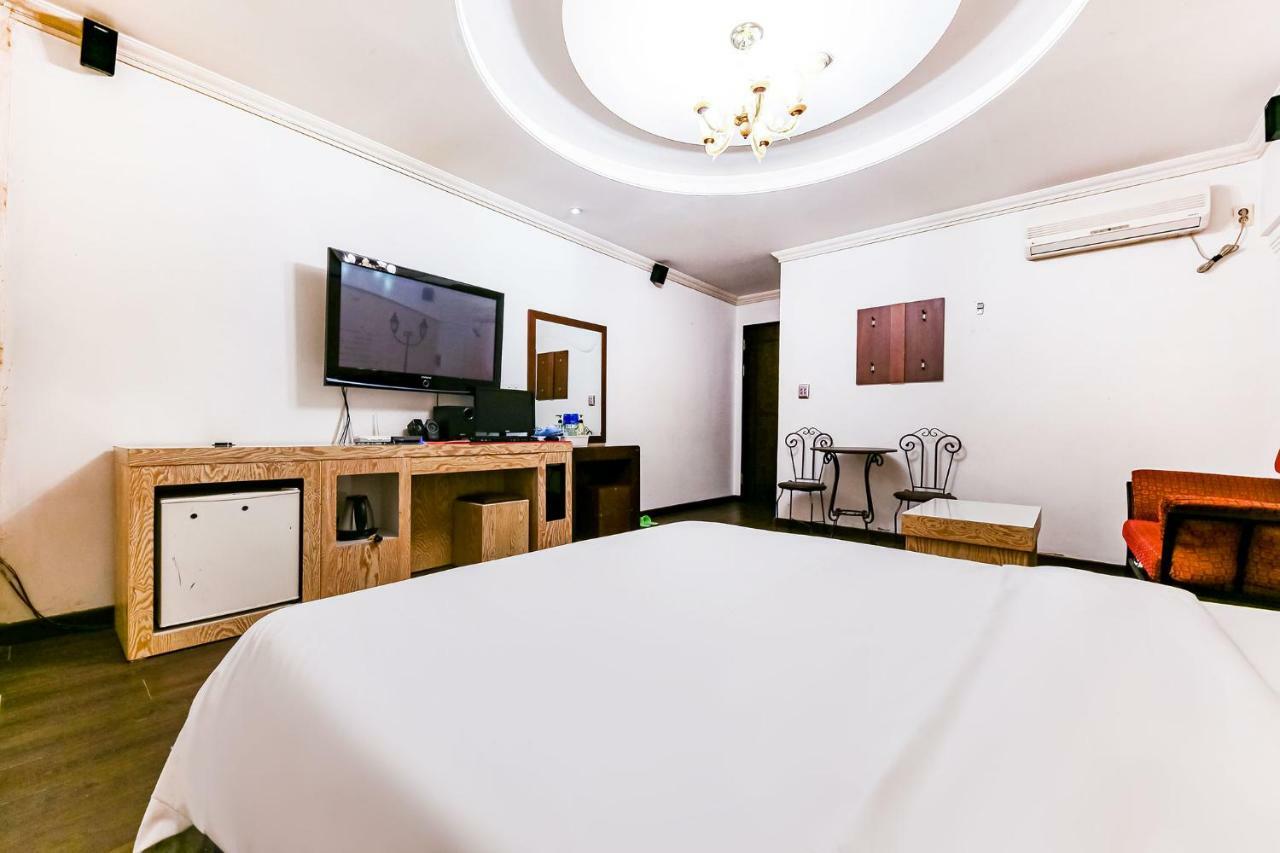 Hotel Rooky Tedzson Kültér fotó
